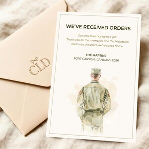 以下が含まれることがあります： 「WE'VE RECEIVED ORDERS」と「THE MARTINS FORT CARSON | JANUARY 2026」のテキストが入った、デジタルダウンロードのミリタリーPCSカード。兵士の水彩イラストが特徴で、お揃いの封筒が付属しています。