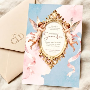 Può includere: Un invito per baby shower in stile rococò, un download digitale personalizzabile. L'invito presenta una cornice dorata ornata con cherubini, uno sfondo ad acquerello rosa e blu e il testo "Honoring Jennifer". Una busta con il logo "CLD" è sullo sfondo.