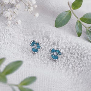 Blauwe oorknopjes, kleine bloemoorbellen, oorbellen voor een bloemenmeisje, delicate oorknopjes, cadeau voor haar, schattige sieraden voor speciale gelegenheden
