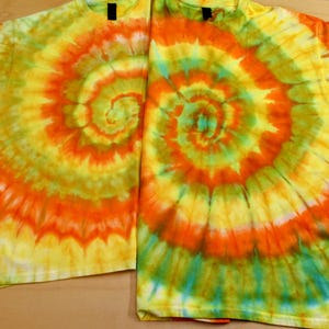 Ręcznie robiony T-shirt w spirali Ice Dye „Letnie słońce” – soczysta pomarańcza, żółć i limonka/elektryczna zieleń.