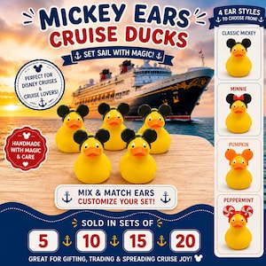 Può includere: Cinque paperelle di gomma gialle con orecchie di Topolino nere, mostrate con il testo MICKEY EARS CRUISE DUCKS, SET SAIL WITH MAGIC, MIX & MATCH EARS CUSTOMIZE YOUR SET, e SOLD IN SETS OF 5, 10, 15, 20. Sono mostrati quattro stili di orecchie.