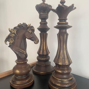 Handbemalte Polyester Schachfiguren - König, Königin, Springer-Set