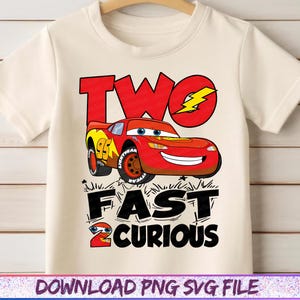 Może przedstawiać: Kremowa koszulka z grafiką czerwonego samochodu wyścigowego i napisem "TWO FAST 2 CURIOUS". Projekt zawiera czerwone "TWO" z ż&oacute;łtą błyskawicą i cyfrą "2" w słowie "CURIOUS".