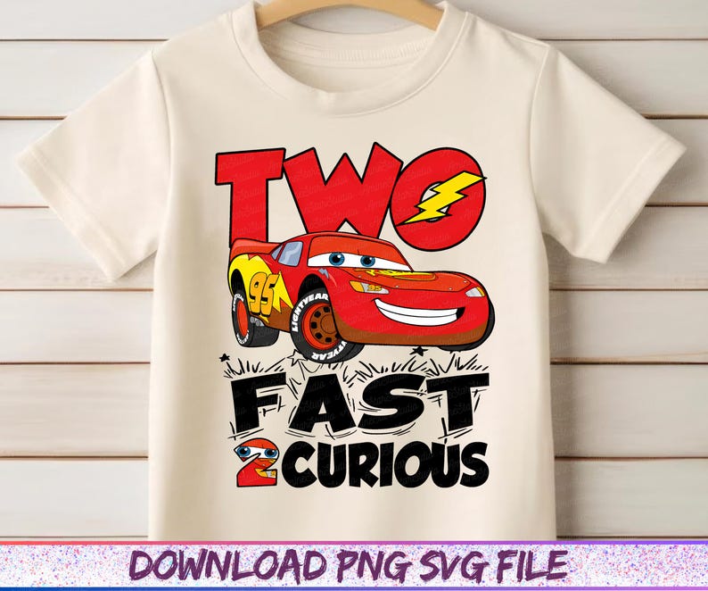 Może przedstawiać: Kremowa koszulka z grafiką czerwonego samochodu wyścigowego i napisem "TWO FAST 2 CURIOUS". Projekt zawiera czerwone "TWO" z ż&oacute;łtą błyskawicą i cyfrą "2" w słowie "CURIOUS".
