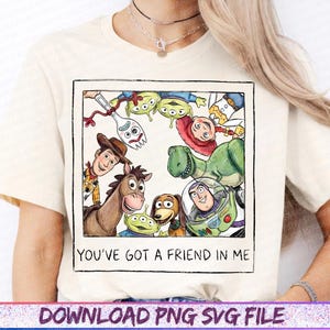 Peut inclure: Un t-shirt couleur cr&egrave;me avec une impression graphique carr&eacute;e repr&eacute;sentant des personnages de Toy Story, dont Woody, Buzz l'&Eacute;clair, Jessie, Rex, Bayonne, Zigzag et des extraterrestres. Le texte "YOU'VE GOT A FRIEND IN ME" est imprim&eacute; en dessous.