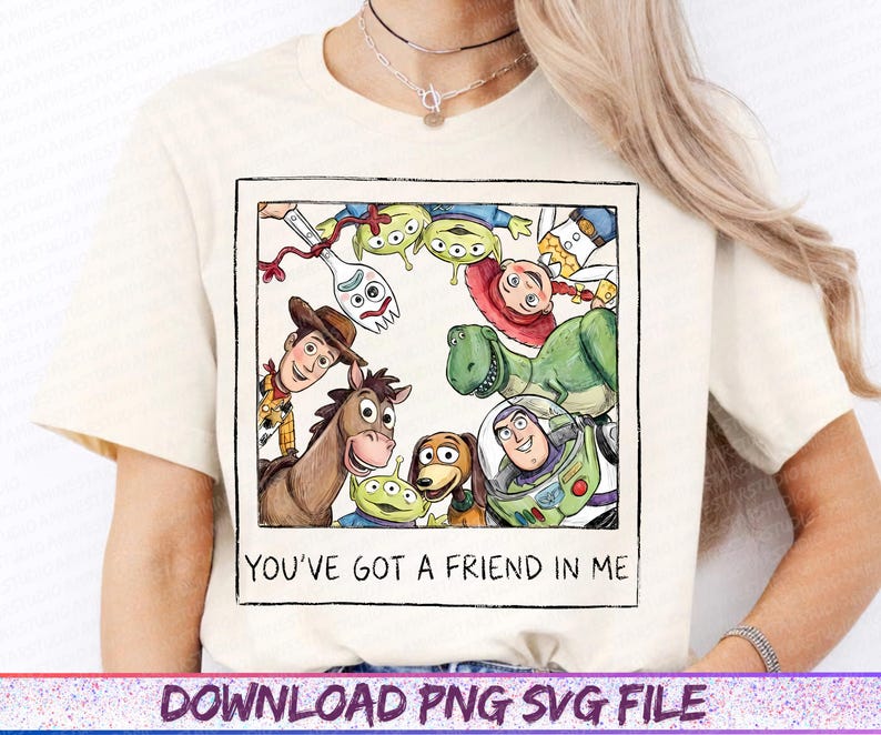 Peut inclure: Un t-shirt couleur cr&egrave;me avec une impression graphique carr&eacute;e repr&eacute;sentant des personnages de Toy Story, dont Woody, Buzz l'&Eacute;clair, Jessie, Rex, Bayonne, Zigzag et des extraterrestres. Le texte "YOU'VE GOT A FRIEND IN ME" est imprim&eacute; en dessous.