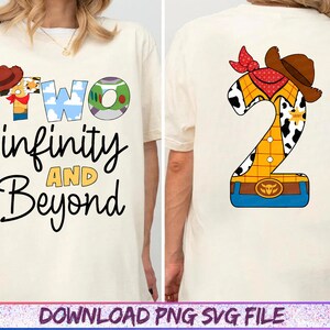 K&ouml;nnte beinhalten: Cremefarbenes T-Shirt mit farbenfrohem Grafikdesign. Auf der Vorderseite steht der Text "TWO infinity AND Beyond" mit einem Cartoon-Cowboy und Weltraumelementen. Auf der R&uuml;ckseite ist eine gro&szlig;e "2" abgebildet, die als Cowboy mit Hut und Sheriff-Abzeichen gestaltet ist.