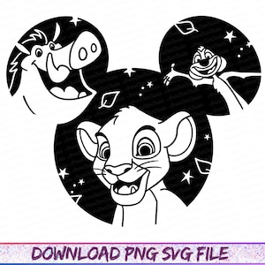 Puede incluir: Gráfico en blanco y negro de Simba, Timón y Pumba de El Rey León, dispuestos en forma de cabeza de Mickey Mouse. La imagen incluye estrellas y hojas, con el texto "DOWNLOAD PNG SVG FILE" en la parte inferior.