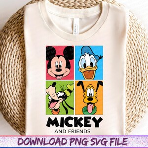 Puede incluir: Camiseta color crema con un gr&aacute;fico colorido de Mickey Mouse, el Pato Donald, Goofy y Pluto. El dise&ntilde;o est&aacute; sobre cuadrados rojos, azules, verdes y naranjas. Las palabras "MICKEY AND FRIENDS" est&aacute;n impresas debajo de los personajes.