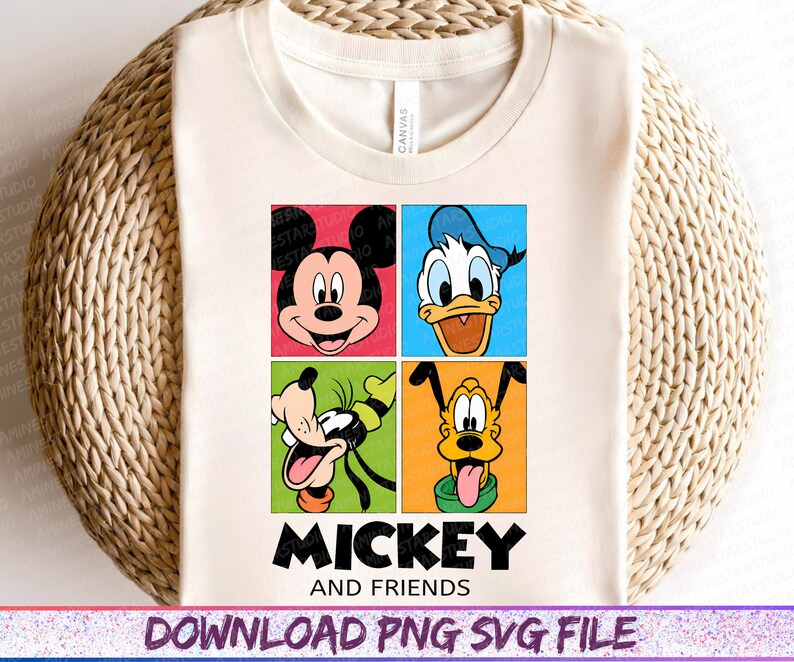 Puede incluir: Camiseta color crema con un gr&aacute;fico colorido de Mickey Mouse, el Pato Donald, Goofy y Pluto. El dise&ntilde;o est&aacute; sobre cuadrados rojos, azules, verdes y naranjas. Las palabras "MICKEY AND FRIENDS" est&aacute;n impresas debajo de los personajes.