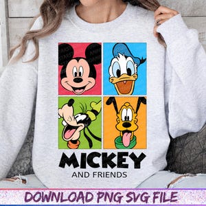Puede incluir: Una sudadera gris claro con un gr&aacute;fico colorido de Mickey Mouse, el Pato Donald, Goofy y Pluto. Las palabras "Mickey and Friends" est&aacute;n impresas debajo de los personajes. La parte inferior de la sudadera tiene el texto "DOWNLOAD PNG SVG FILE".