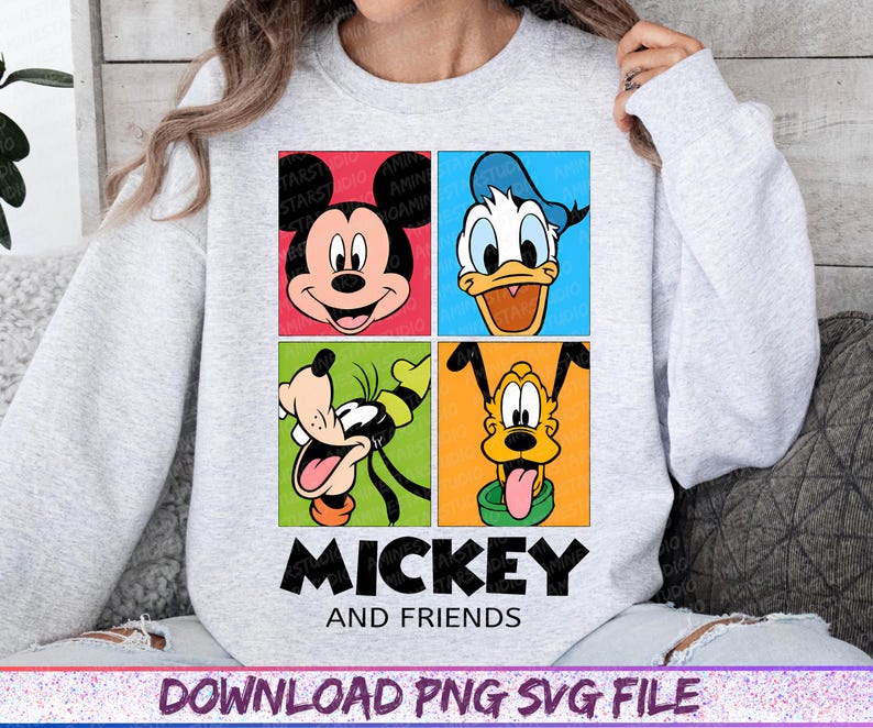 Puede incluir: Una sudadera gris claro con un gr&aacute;fico colorido de Mickey Mouse, el Pato Donald, Goofy y Pluto. Las palabras "Mickey and Friends" est&aacute;n impresas debajo de los personajes. La parte inferior de la sudadera tiene el texto "DOWNLOAD PNG SVG FILE".