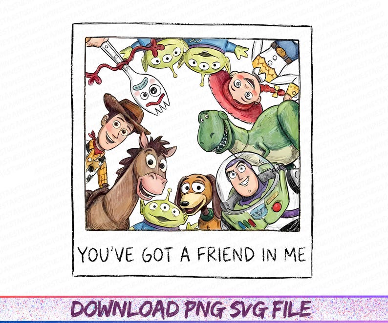 Peut inclure: Une illustration num&eacute;rique dans un cadre polaro&iuml;d carr&eacute; repr&eacute;sentant un groupe de personnages de dessin anim&eacute; dont un cow-boy, un ranger de l'espace, un dinosaure vert, un cheval brun, un chien, une poup&eacute;e rousse et trois extraterrestres verts avec le texte YOU'VE GOT A FRIEND IN ME.