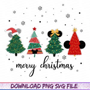 Puede incluir: Una ilustración caprichosa presenta cuatro árboles de Navidad con orejas de Mickey Mouse, cada uno decorado de forma única. Los árboles son verdes y rojos, con un gorro de Papá Noel, una estrella y un lazo. Las palabras "merry christmas" están escritas en cursiva.