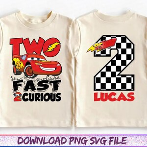 Może przedstawiać: Dwie beżowe koszulki dla maluch&oacute;w. Jedna przedstawia czerwoną grafikę samochodu Lightning McQueen ze słowami "TWO FAST 2 CURIOUS". Druga ma szachownicową liczbę 2 z napisem "LUCAS" w kolorze czerwonym. Widoczny jest r&oacute;wnież numer 95.