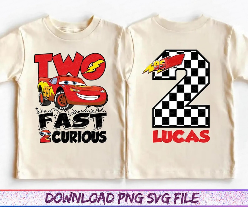 Może przedstawiać: Dwie beżowe koszulki dla maluch&oacute;w. Jedna przedstawia czerwoną grafikę samochodu Lightning McQueen ze słowami "TWO FAST 2 CURIOUS". Druga ma szachownicową liczbę 2 z napisem "LUCAS" w kolorze czerwonym. Widoczny jest r&oacute;wnież numer 95.