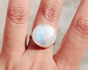 Anillo de piedra lunar arcoíris redonda hecho a mano en plata de ley 925.