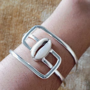 Bracelet jonc fait main en coquillages cauris en argent sterling 925