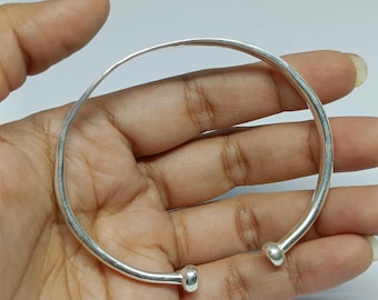 Brazalete sencillo hecho a mano en plata de ley Kada