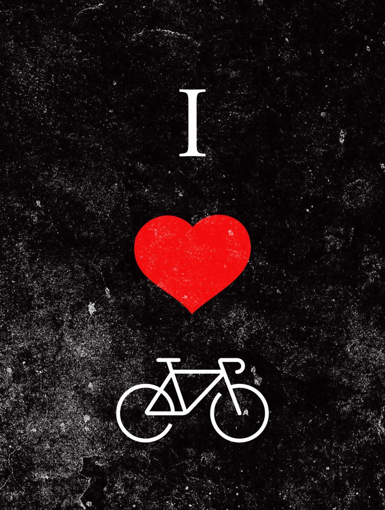 Op de afbeelding: Zwarte achtergrond met de witte tekst "I" boven een rood hart en een witte fietsillustratie. De afbeelding heeft een verweerde textuur, wat een vintage uitstraling geeft. Het ontwerp drukt liefde voor fietsen uit.