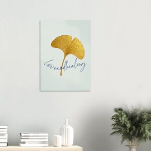 Goldenes Ginkgo Blatt Poster | Love and healing Schriftzug | strukturierter hellgrüner Hintergrund | Heilungs- und Wanddeko immagine 3