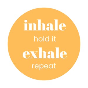 Peut inclure: Un cercle jaune avec du texte blanc sur fond blanc. Le texte dit "inhale, hold it, exhale, repeat". Le design est simple et minimaliste, adapt&eacute; &agrave; l'art mural ou &agrave; une impression de motivation.
