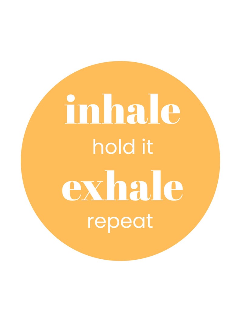 Peut inclure: Un cercle jaune avec du texte blanc sur fond blanc. Le texte dit "inhale, hold it, exhale, repeat". Le design est simple et minimaliste, adapt&eacute; &agrave; l'art mural ou &agrave; une impression de motivation.
