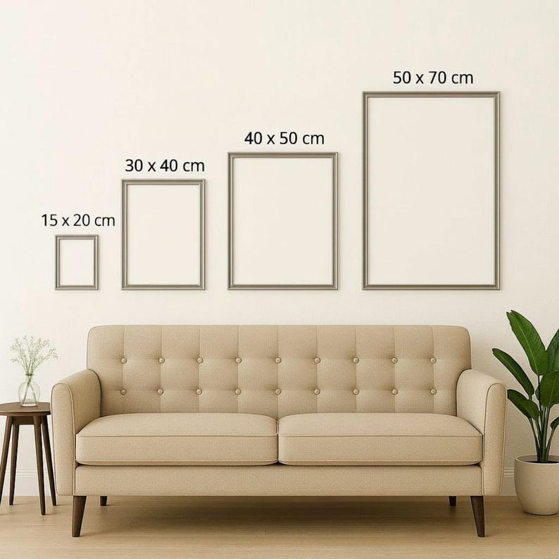 Op de afbeelding: Vier ingelijste blanco kunstdrukken van verschillende formaten (15 x 20 cm, 30 x 40 cm, 40 x 50 cm en 50 x 70 cm) worden boven een beige bank weergegeven. De frames zijn zilverkleurig en de muur is wit.