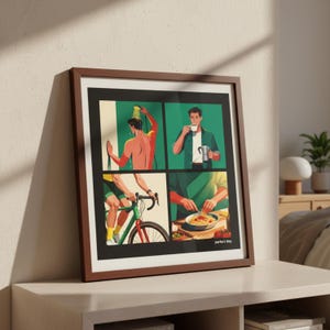 K&ouml;nnte beinhalten: Ein gerahmter Druck in einem braunen Holzrahmen. Das Kunstwerk zeigt eine viergeteilte Illustration der t&auml;glichen Routine einer Person, einschlie&szlig;lich Duschen, Kaffeetrinken, Radfahren und Kochen. Die Worte "perfect day" stehen unten.