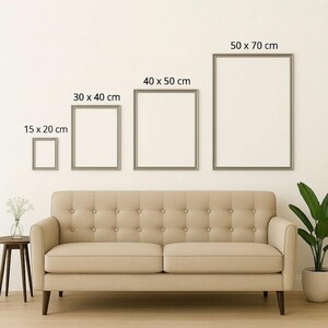 Pu&ograve; includere: Quattro stampe artistiche incorniciate di varie dimensioni (15 x 20 cm, 30 x 40 cm, 40 x 50 cm e 50 x 70 cm) sono esposte sopra un divano beige. Le cornici sono argentate e le stampe sono vuote.