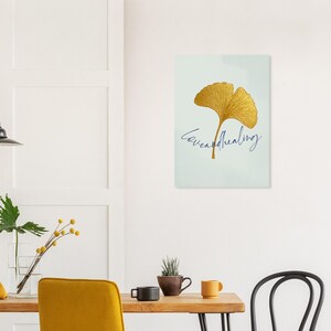 Goldenes Ginkgo Blatt Poster | Love and healing Schriftzug | strukturierter hellgrüner Hintergrund | Heilungs- und Wanddeko immagine 5