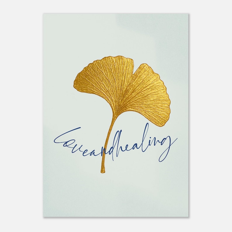 Goldenes Ginkgo Blatt Poster | Love and healing Schriftzug | strukturierter hellgrüner Hintergrund | Heilungs- und Wanddeko immagine 2
