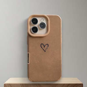 ハート＆エアプレーン フェイクスエードレザー ブラウン iPhoneケース iPhone 17 16 15 14 13 12 11 Pro Max Air用 | ソフトタッチ 耐衝撃カバー | ギフトケース