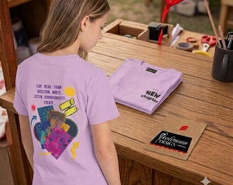 T-Shirt mit neuem Kapitel-Vorderseitendruck und grafischem Rückseitendruck | bunte Bücher, Schuljahr 2026-2027