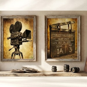 Può includere: Due poster cinematografici vintage incorniciati. Uno presenta una cinepresa classica su un treppiede. L'altro mostra un ciak cinematografico con il testo: "PROD. VINTAGE MEMORIES, DIR. ALAN SMITH, DATE OCT 26, 1888, SCENE 1A, TAKE 3". Bobine e obiettivi cinematografici su una mensola di legno.