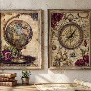 Könnte beinhalten: Zwei gerahmte Drucke im Vintage-Stil. Einer zeigt einen Globus, der andere einen Kompass, beide vor gealterten Papierhintergründen. Burgunderrote Rosen und Schriftakzente schmücken die Rahmen. Die Drucke werden auf einer Holzoberfläche ausgestellt.