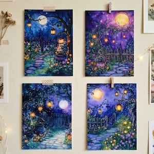 Può includere: Quattro stampe ad acquerello raffiguranti scene notturne stravaganti. Ognuna presenta un sentiero illuminato dalla luna, lanterne luminose e un giardino mistico con una recinzione. La tavolozza dei colori include blu profondi, viola e caldi accenti gialli.