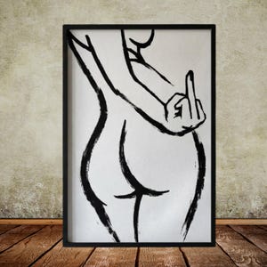 Könnte beinhalten: Schwarz gerahmter Kunstdruck. Eine minimalistische Strichzeichnung zeigt eine Figur von hinten, die Hand mit ausgestrecktem Mittelfinger erhoben. Das Kunstwerk verwendet kräftige schwarze Pinselstriche auf weißem Hintergrund.