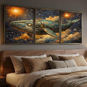 Puede incluir: Una obra de arte tríptica que presenta un diseño de ballena celestial. La ballena está representada en tonos azules y turquesas, sobre un cielo estrellado con acentos dorados. La obra está enmarcada y montada sobre una cama con ropa de cama marrón.