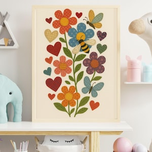 Könnte beinhalten: Ein gerahmter Kunstdruck mit einem Blumenarrangement mit Blumen, Herzen, Schmetterlingen und einer Biene. Die Blumen sind in den Farbtönen Orange, Rot, Blau und Lila gehalten, mit grünen Blättern. Das Kunstwerk befindet sich in einem hellen Holzrahmen.