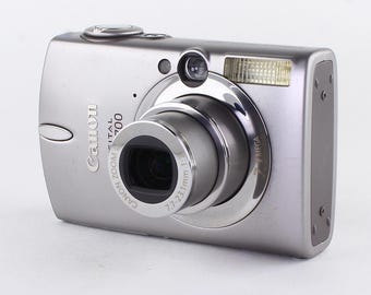 Cámara digital Canon IXUS 700 de 7,1 megapíxeles para el año 2000