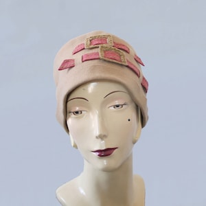 1920s Hat / 20s Flapper Cloche Hat / Tan and Pink Wool Buckle Hat