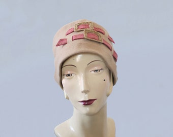 1920s Hat / 20s Flapper Cloche Hat / Tan and Pink Wool Buckle Hat