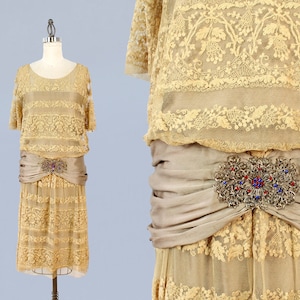Vestido de los años 20 / Vestido de encaje y satén de los años 20 con hebilla Art Nouveau