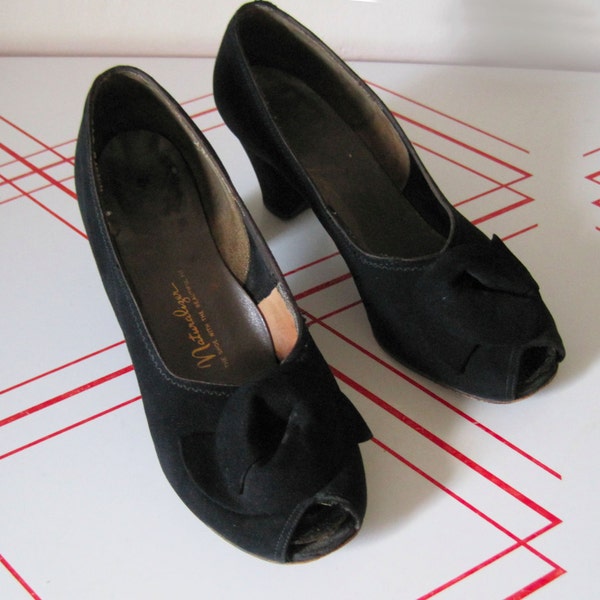 1940s Black Velvet Pumps / Sculptural Vamps / Size 9 NATURALIZER