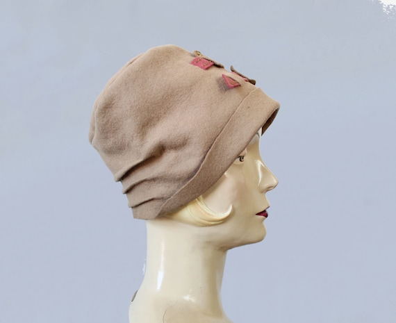 1920s Hat / 20s Flapper Cloche Hat / Tan and Pink Woo… - Gem display picture 3
