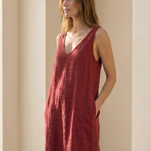 コットンリネン素材のミディ丈ワンピース。ゆったりとしたシルエット、Vネック、サイドポケット付き。夏の普段使いにぴったりのスタイルです。
