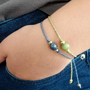 Anpassningsbart armband i natursten - DEW i svala toner - Tunt mikro-makraméarmband, delikata minimalistiska boho-smycken, sten efter eget val