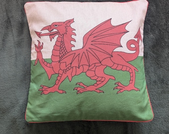 Ręcznie robiona poduszka w kształcie walijskiego smoka, tkanina bawełniana o wyglądzie lnu, ozdobiona uzupełniającą czerwoną lamówką, doskonały pomysł na prezent, ręcznie robiona w Walii