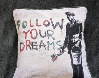 Ręcznie wykonana poduszka w stylu Bansky'ego „Podążaj za swoimi marzeniami” z bawełny o wyglądzie lnu, ozdobiona uzupełniającą zieloną lamówką, doskonały prezent